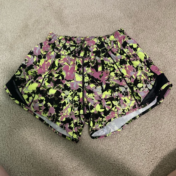 Lululemon Multi-Colored Low-Rise Hotty Hot Short 4” - Picture 2 of 5
